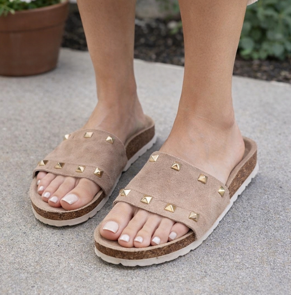 Autenti Womens Leather Studded Tan Slip On Slide Sandals Shoes Sz 9